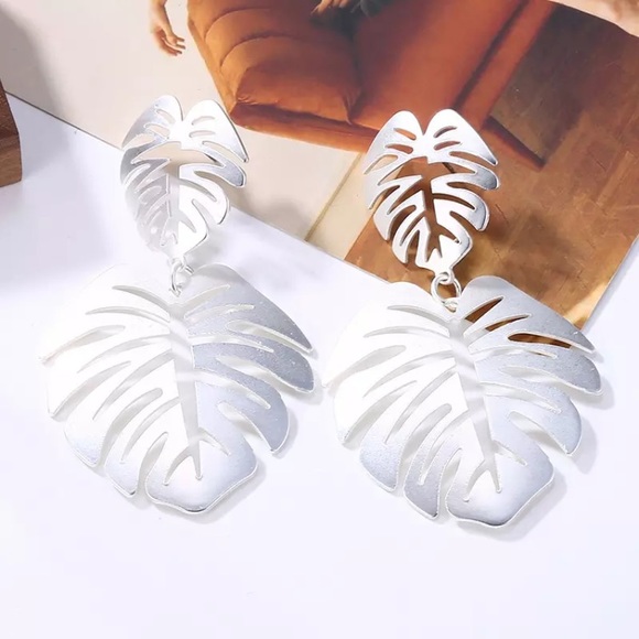 🔴5/$20⚠️𝗖𝗟𝗘𝗔𝗥𝗔𝗡𝗖𝗘⚠️Leaf Earrings NEW - Picture 4 of 11